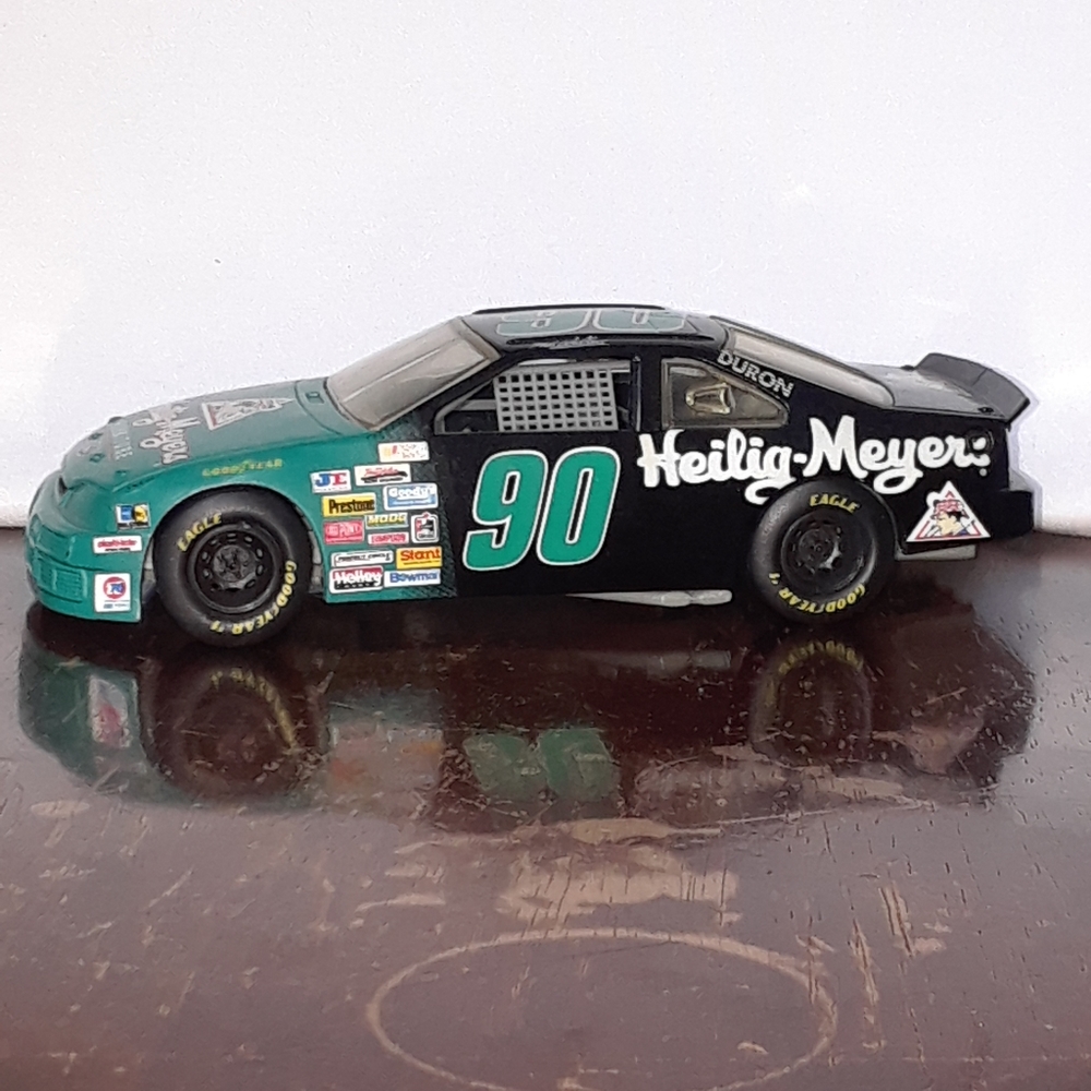 Mike Wallace #90 Heilig-Meyers 1995 Nascar Racing Champions 1:24 Scale Car - Picture 2 of 12